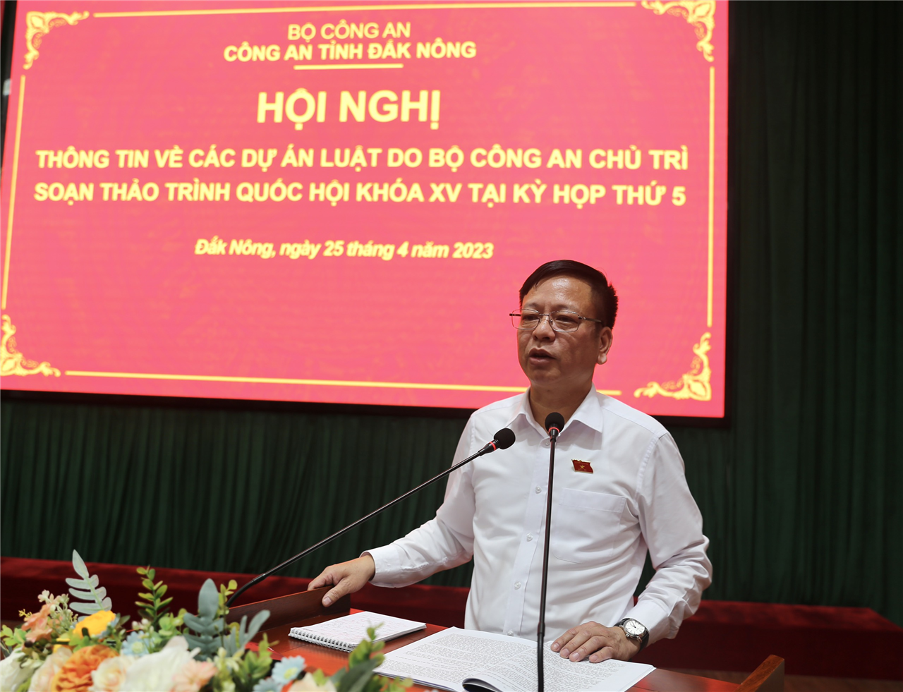 Đồng chí Nguyễn Trường Giang, Phó Chủ nhiệm Ủy ban pháp luật của Quốc hội, Đoàn đại biểu Quốc hội tỉnh Đắk Nông phát biểu ý kiến.