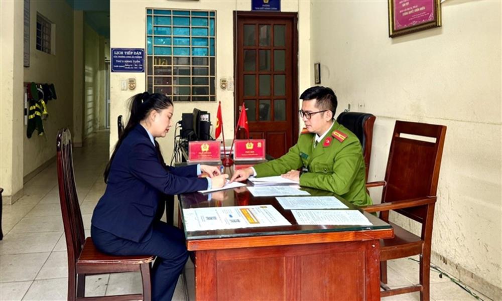 Trường hợp người chưa thành niên đăng ký thường trú, đăng ký tạm trú tại nơi thường trú, nơi tạm trú của cha, mẹ hoặc cha hoặc mẹ thì cha hoặc mẹ hoặc người giám hộ thực hiện kê khai, xác nhận ý kiến vào Tờ khai thay đổi thông tin cư trú